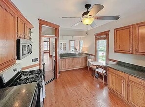 140 Broadway, Unit Upstairs in Libertyville, IL - Foto de edificio - Building Photo