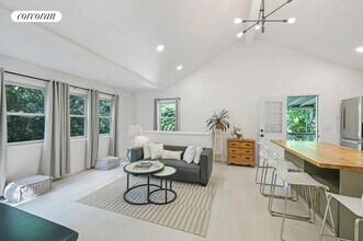 22 Laurel Ln in Sag Harbor, NY - Foto de edificio - Building Photo