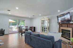 1 Ginny Ct in Manorville, NY - Building Photo