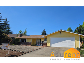875 Twin Pines Cir in Ashland, OR - Building Photo - Building Photo