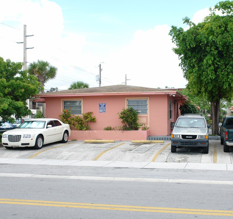 16120 NE 19th Plz in North Miami Beach, FL - Foto de edificio