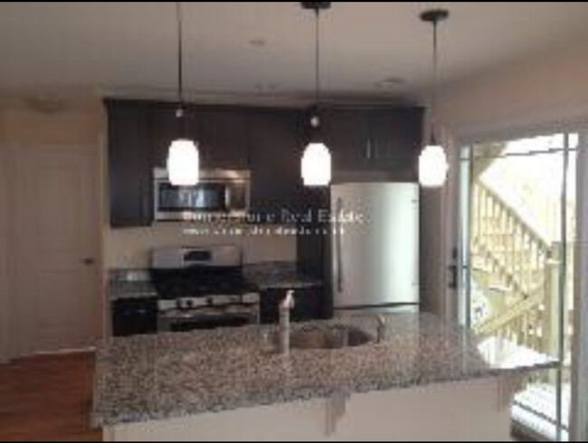 75 Beechcroft St, Unit 3 in Boston, MA - Foto de edificio - Building Photo