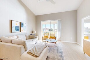 350 Robin Hood Cir in Naples, FL - Building Photo
