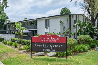 The Arbors Santa Ana in Santa Ana, CA - Foto de edificio - Building Photo