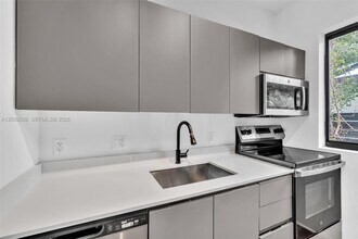 753 NW 30th St in Miami, FL - Building Photo - Building Photo