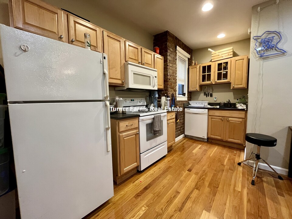 65 Burbank St, Unit 15 in Boston, MA - Building Photo