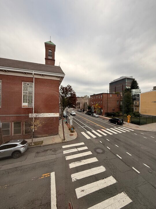 337 Cambridge St, Unit 2 in Cambridge, MA - Building Photo