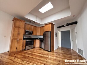600 Columbia Rd, Unit 28 in Boston, MA - Foto de edificio - Building Photo