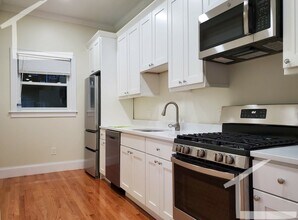 12 Harris St, Unit 1 in Brookline, MA - Foto de edificio - Building Photo