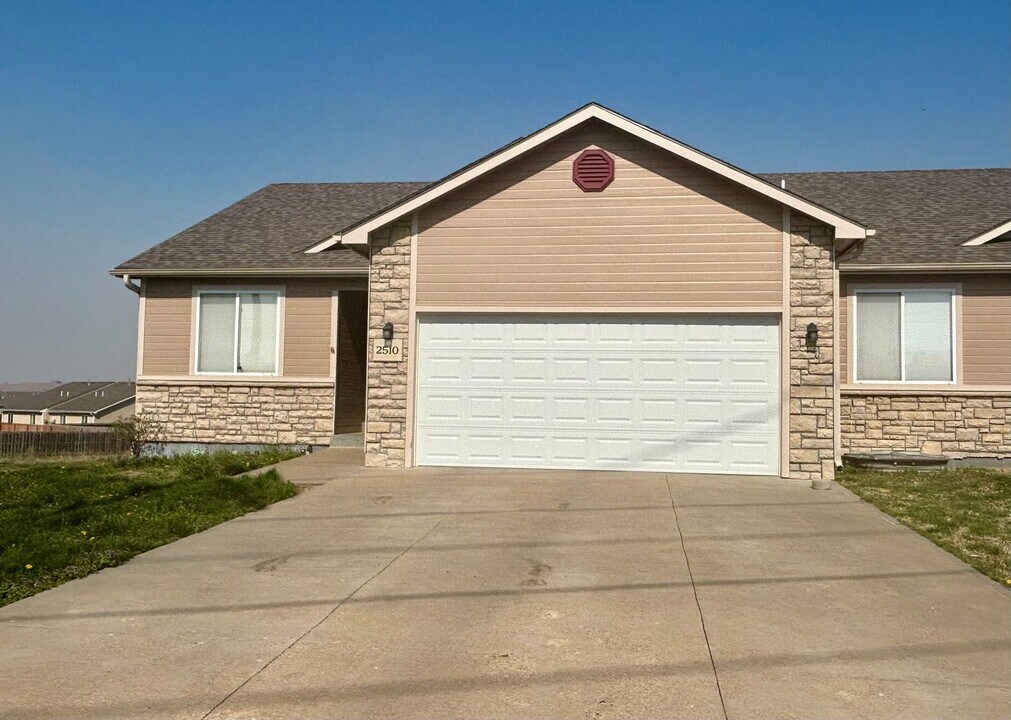 2510 Butterfield Ct in Manhattan, KS - Foto de edificio