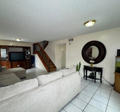 5240 W 24th Ct in Hialeah, FL - Foto de edificio - Building Photo