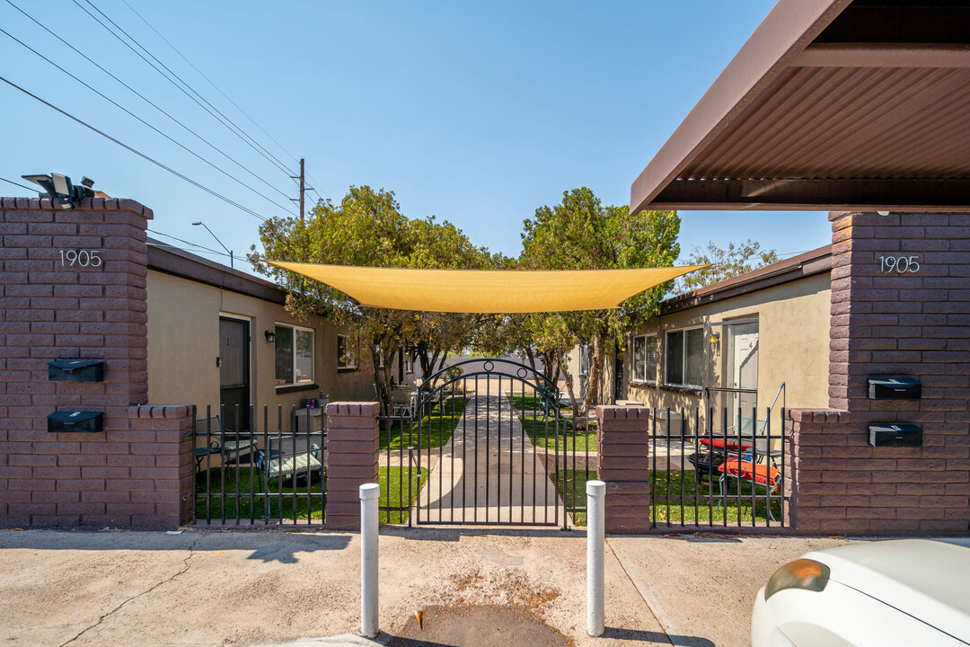 1905 W Village Dr in Phoenix, AZ - Building Photo