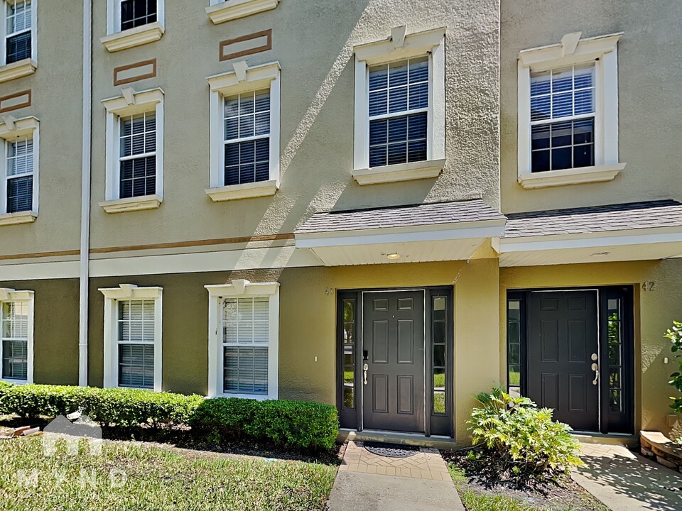 10144 Arbor Run Dr in Tampa, FL - Foto de edificio