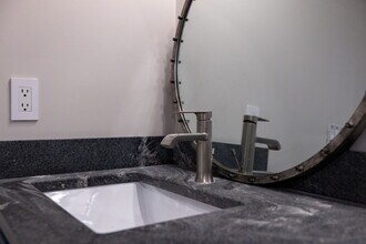 6661 Woodson Dr in Mission, KS - Building Photo - Building Photo