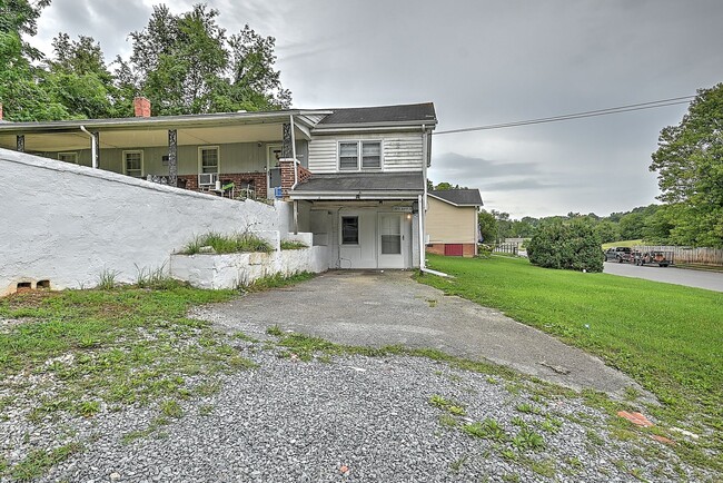 305 Moorland Dr-Unit -Unit# 1 in Johnson City, TN - Foto de edificio - Building Photo