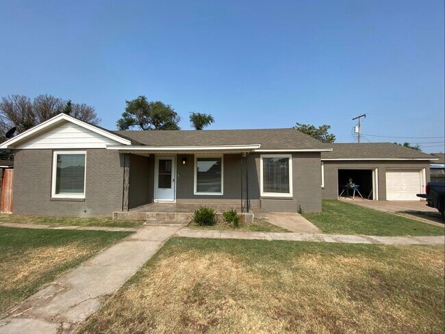 1011 Walnut St in Idalou, TX - Building Photo - Building Photo