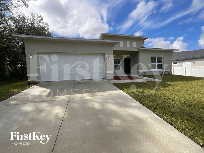 590 Scanlon Rd in Palm Bay, FL - Foto de edificio