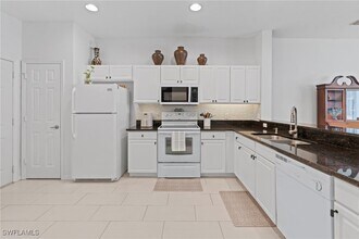 941 Hampton Cir in Naples, FL - Foto de edificio - Building Photo