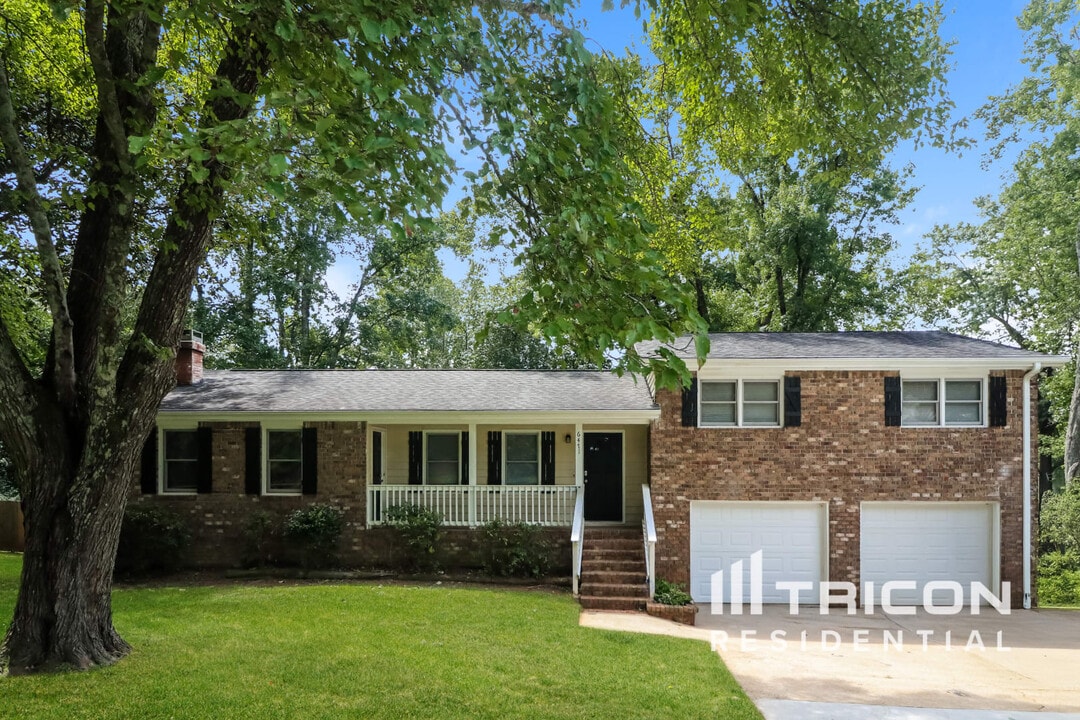 6471 Chickasaw Dr in Douglasville, GA - Building Photo