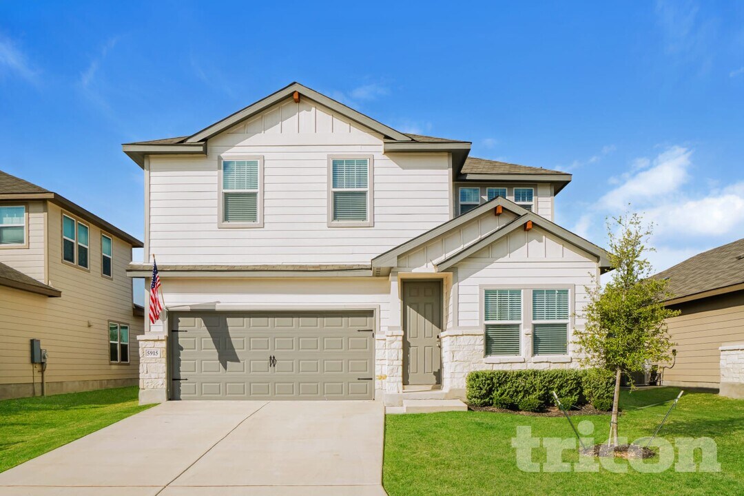 5915 Noah Pl in Saint Hedwig, TX - Foto de edificio