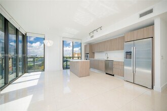 201 SW 17th Rd, Unit 701 in Miami, FL - Foto de edificio - Building Photo