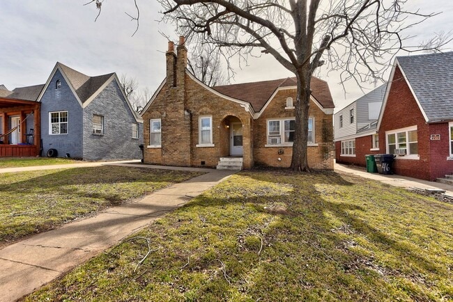 property at 2344 W Park Pl