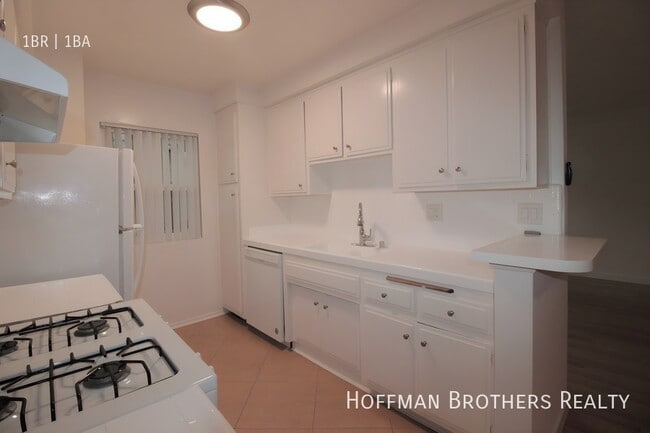 1432 N Fairfax Ave in Los Angeles, CA - Foto de edificio - Building Photo