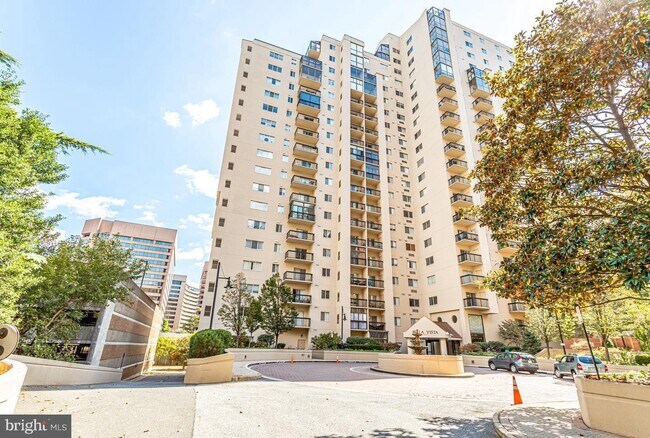 1211 S Eads St, Unit 804 in Arlington, VA - Building Photo - Building Photo