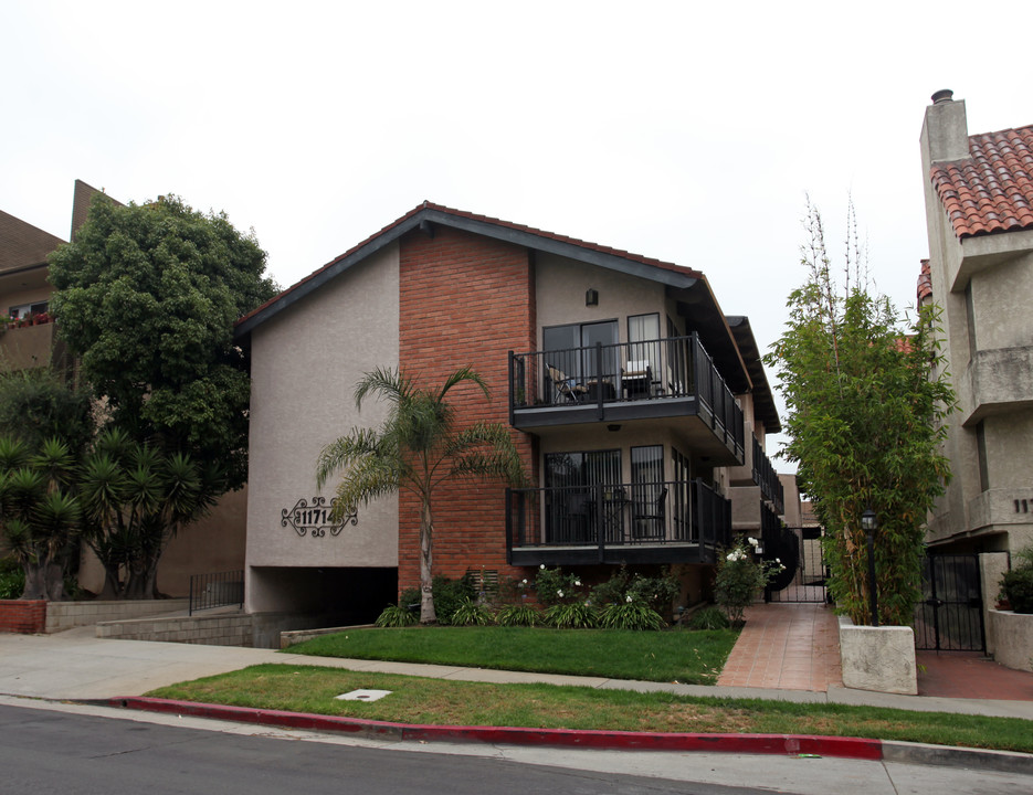 11714 Goshen Ave in Los Angeles, CA - Building Photo