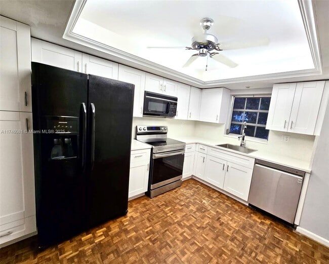 property at 3107 N Palm Aire Dr