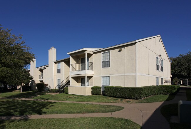 Oaks at Duck Creek in Garland, TX - Building Photo - Building Photo