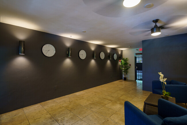 300 Majorca Ave in Coral Gables, FL - Foto de edificio - Building Photo