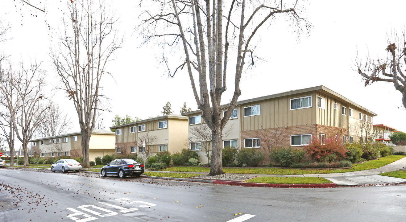 Saratoga Grove Apartments in San Jose, CA - Foto de edificio