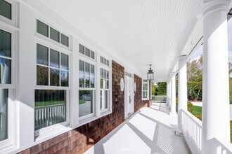 63 Meadowmere Pl in Southampton, NY - Building Photo - Building Photo