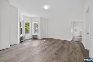 66 Boulevard in New Milford, NJ - Building Photo