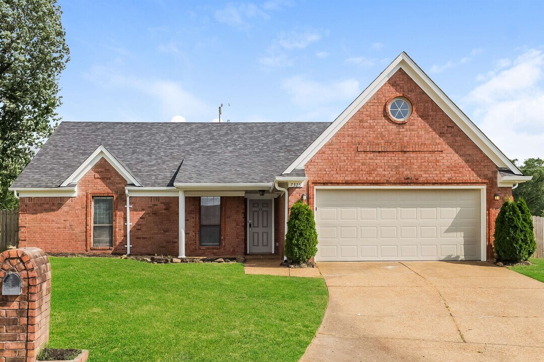 7325 English Cove in Memphis, TN - Building Photo
