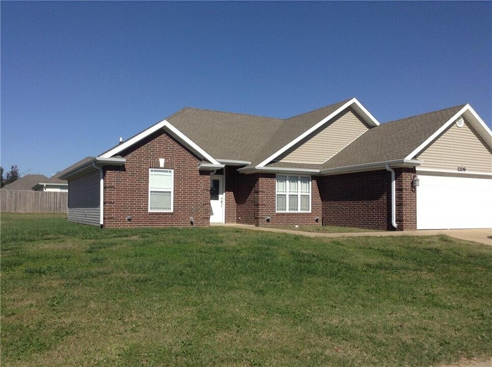 1209 E Jim McVay in Siloam Springs, AR - Building Photo