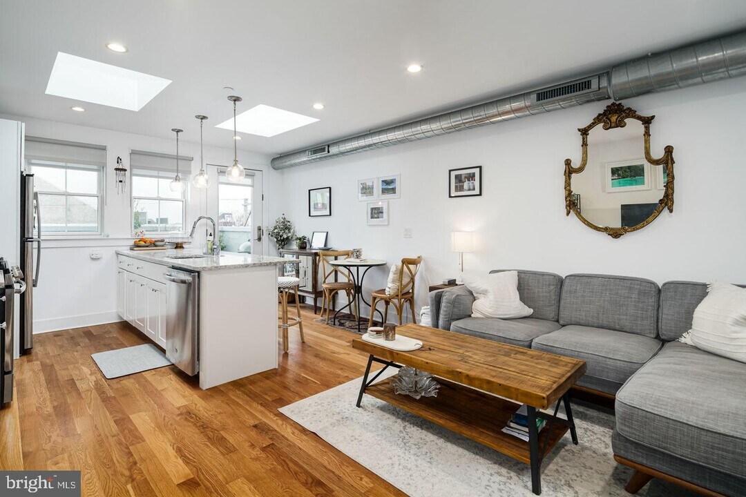 1821 Carpenter St-Unit -C in Philadelphia, PA - Building Photo