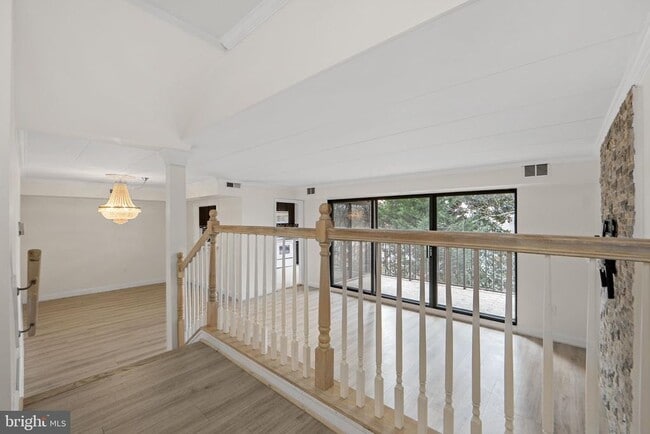 124 Roberts Ln in Alexandria, VA - Foto de edificio - Building Photo