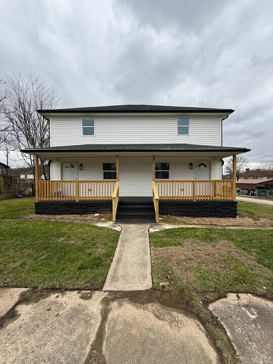 421 2nd St in Brownsville, PA - Building Photo