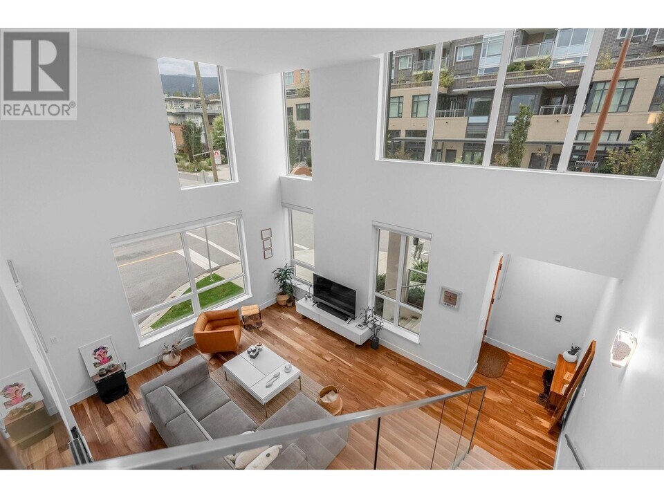 2029 Curling Rd in North Vancouver, BC - Building Photo