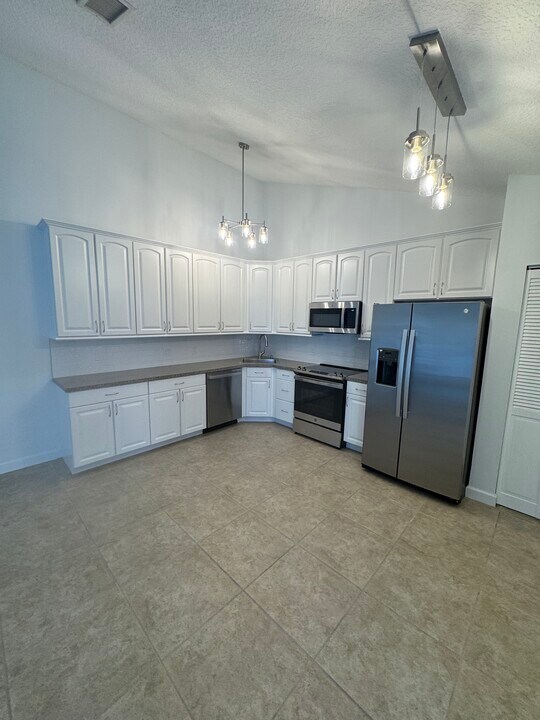 5604 Eagle Lake Dr in Palm Beach Gardens, FL - Building Photo