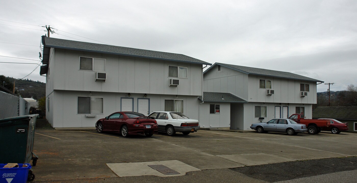 1297 NW Ellan St in Roseburg, OR - Foto de edificio