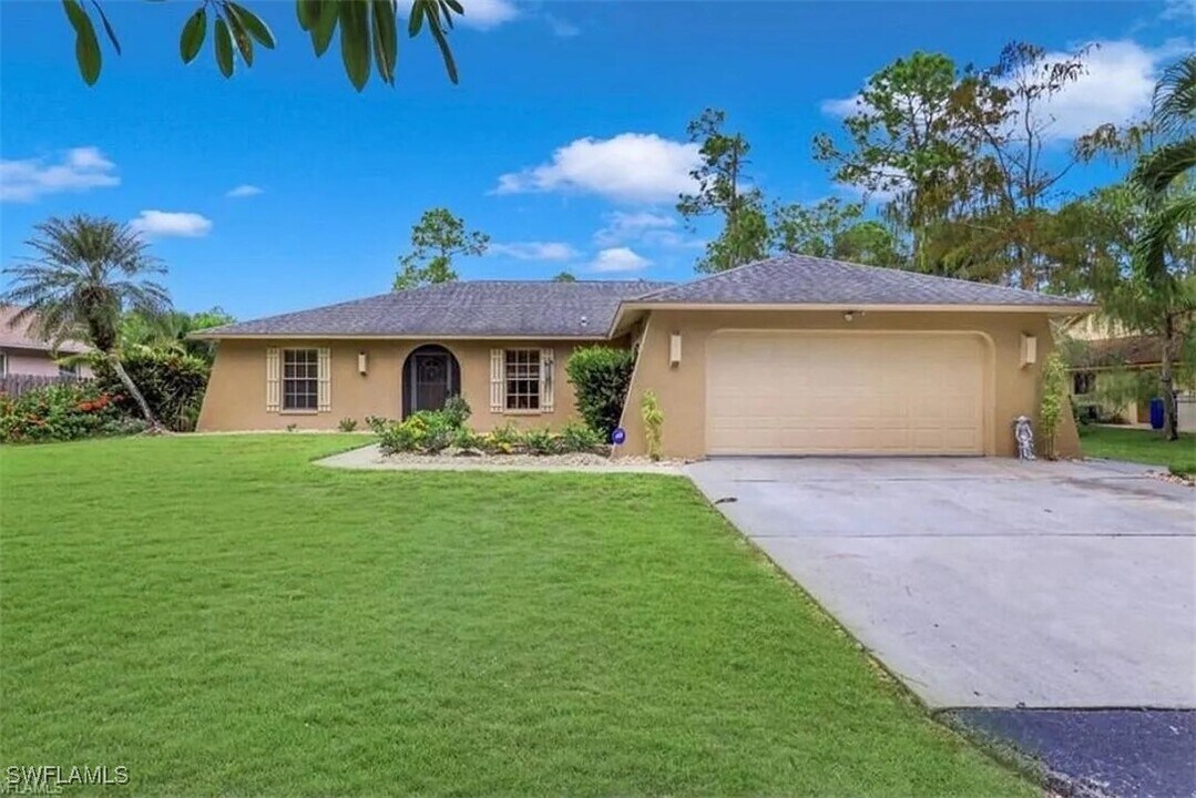 5121 Teak Wood Dr in Naples, FL - Building Photo