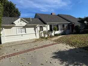 4448 Carpenter Ave in Valley Village, CA - Foto de edificio - Building Photo