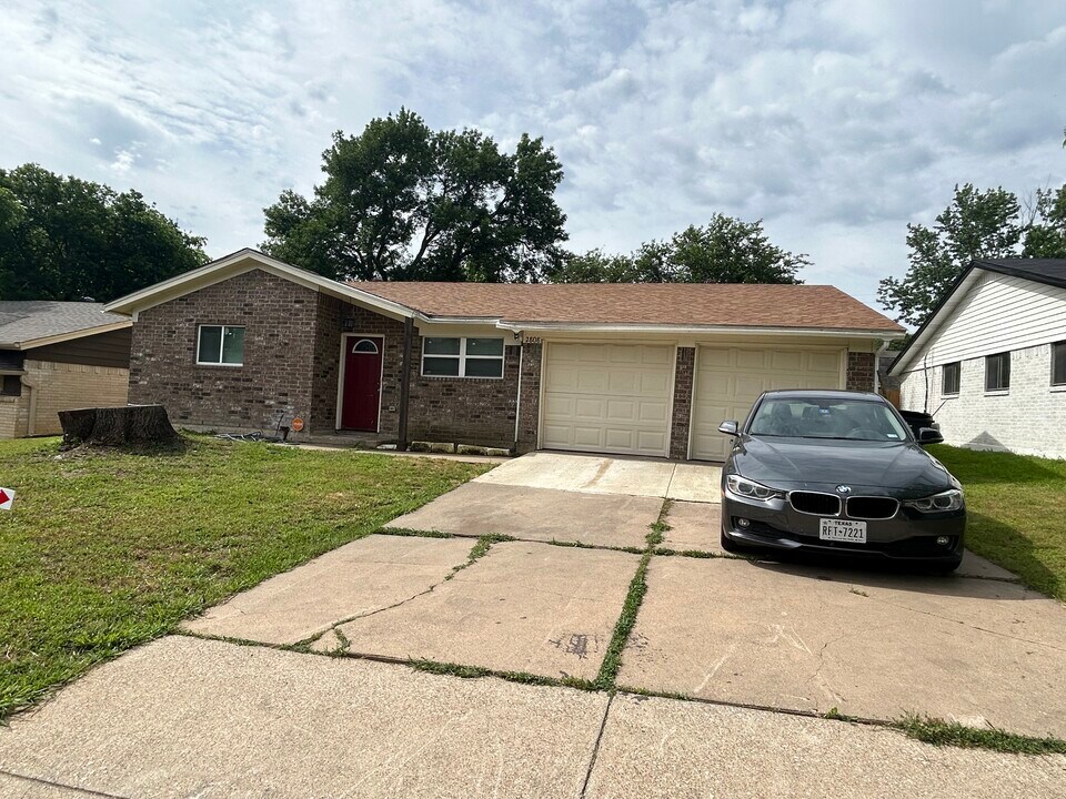 2808 Buena Vista Dr in Arlington, TX - Building Photo