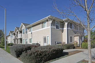 Parkside Court Apartments in Woodlake, CA - Building Photo - Building Photo