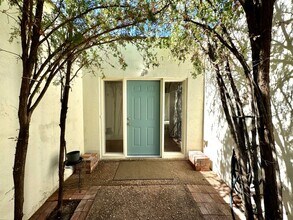 1002 N Camino Las Solanas in Tucson, AZ - Building Photo - Building Photo