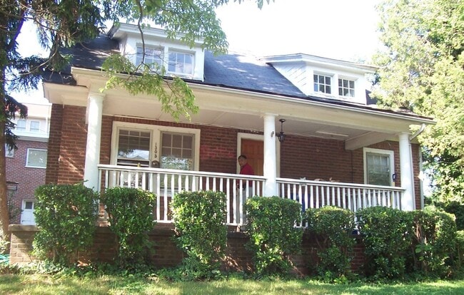 1305 John St in Charlottesville, VA - Building Photo - Building Photo