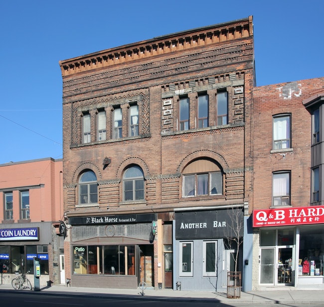 928 Bloor St W